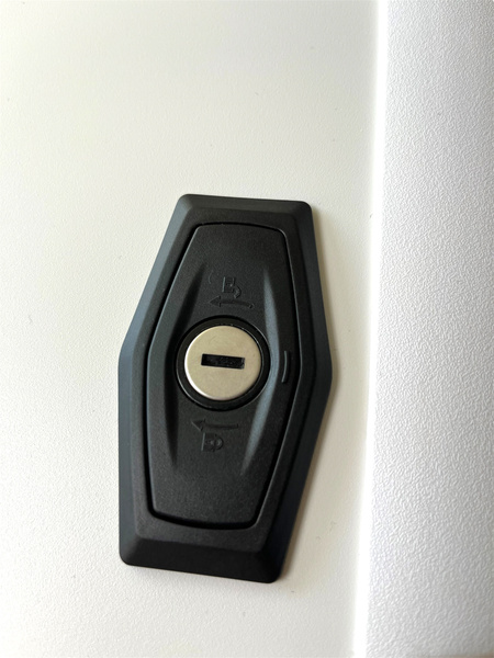 Drzwi serwisowe małe z kluczami BIAŁE Sanjo